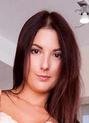 Lizzie Cher